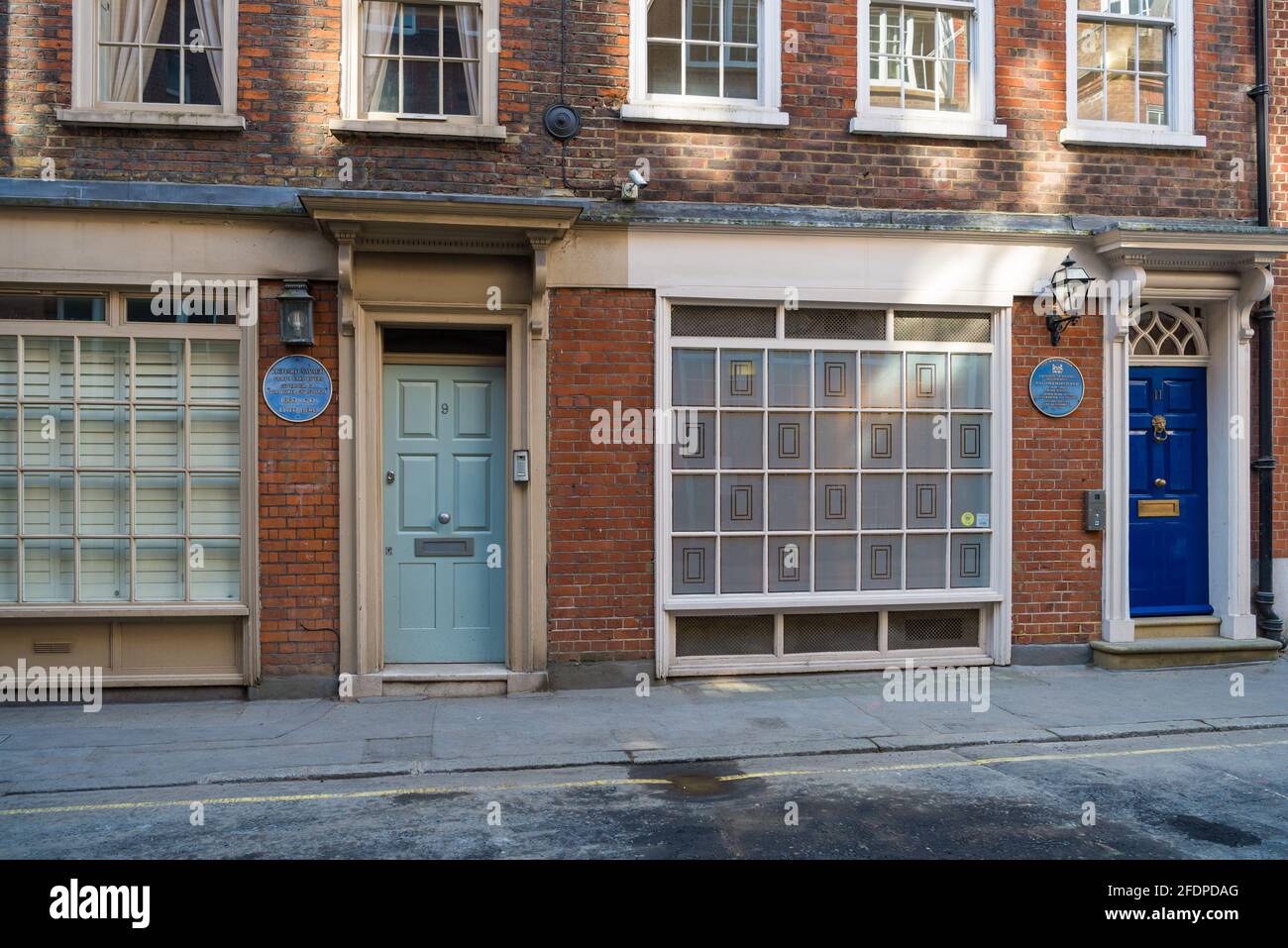 Un par de casas adosadas. c1690-1700, edificio catalogado de grado ll con placas azules en Old Queen Street, Westminster, Londres, Inglaterra, Reino Unido Foto de stock
