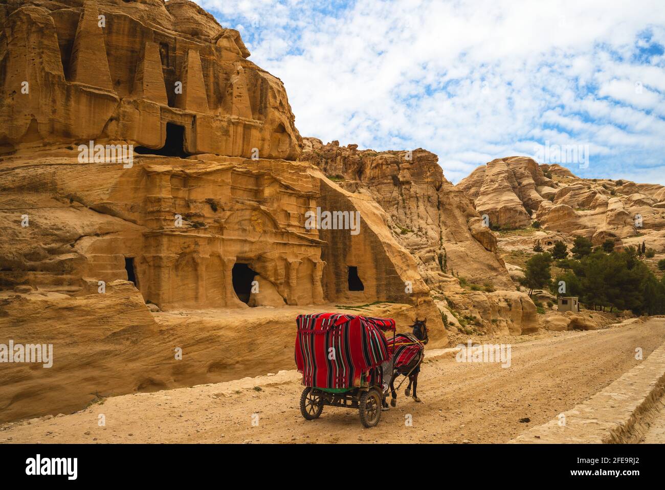 Carro de caballos y Tumba Obelisco, un monumento nabateo en petra, jordania Foto de stock