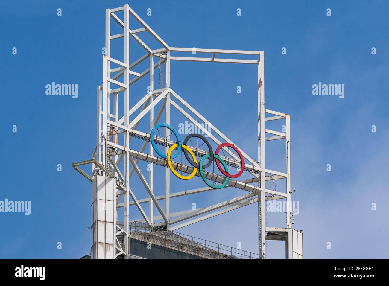 Los anillos olímpicos en el Parque Olímpico de Beijing Foto de stock