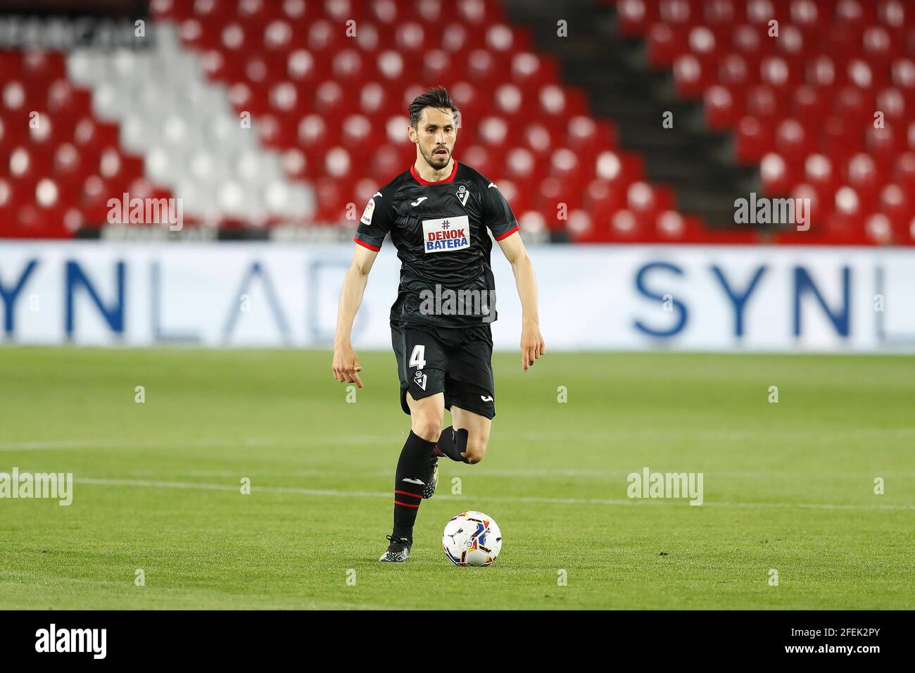 Paulo Oliveira (Eibar), 22 DE ABRIL de 2021 - Fútbol / Fútbol : España partido 'La Liga Santander' entre Granada CF 4-1 SD Eibar en el Nuevo Los Carmenes en Granada, España. (Foto de Mutsu Kawamori/AFLO) Foto de stock