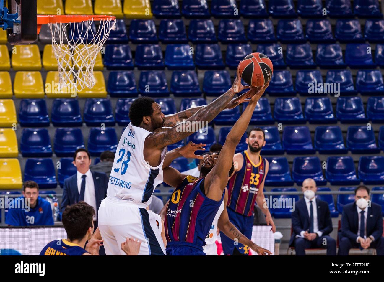 Brandon Davies del FC Barcelona lucha con Tarik Black de Zenit St Peterburg  durante la Euroliga Turkish Airlines, playoffs partido de baloncesto 2  entre el FC Barcelona y Zenit St Petersburg el