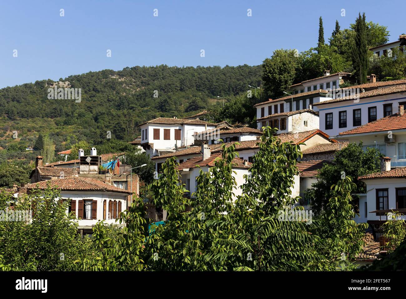 Vista de los árboles y casas antiguas, históricas y tradicionales en el famoso y turístico pueblo de montaña del Egeo llamado 'Sirince' en Izmir, Turquía. Es un sol su Foto de stock