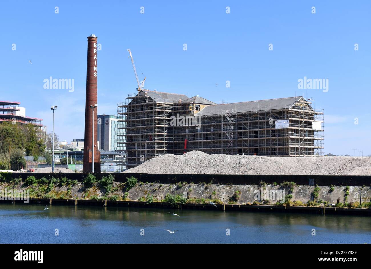 Reurbanización de la fábrica de cerveza Brains en construcción, esquema Central Quay, Cardiff, Gales Foto de stock