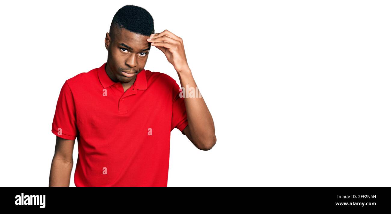 El joven afroamericano que llevaba una camiseta roja informal estaba ...