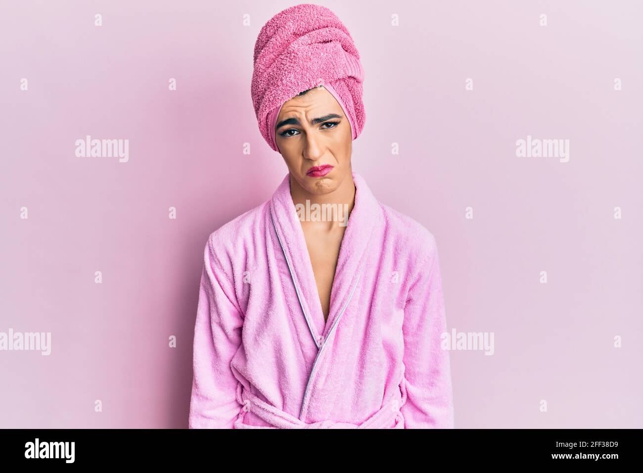 Hombre hispano con gorro de toalla de ducha y albornoz deprimido y  preocuparse por la angustia, llorando enojado y con miedo. Expresión triste  Fotografía de stock - Alamy