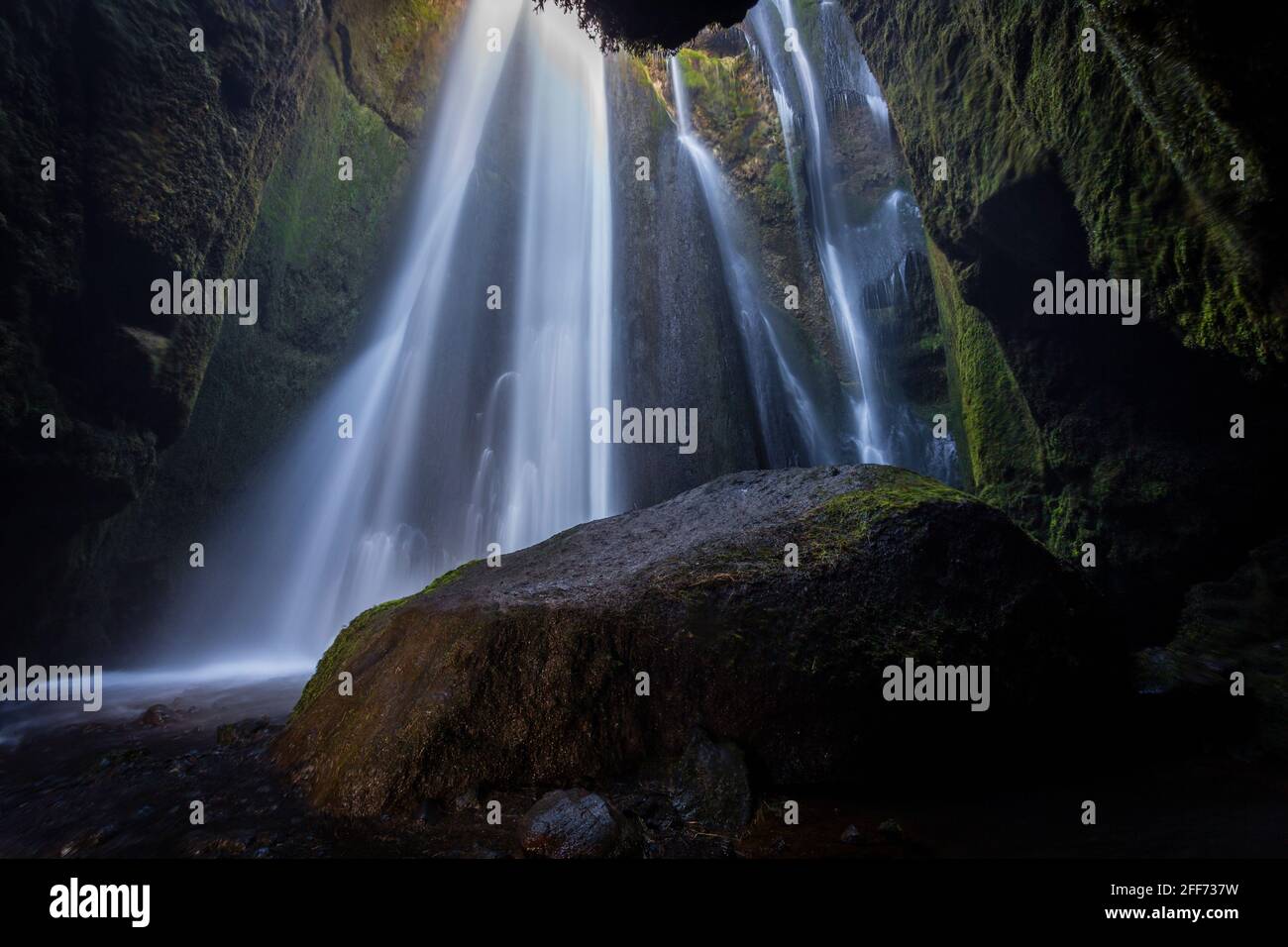 Cascada de Gljufrabui dentro de una cueva Foto de stock