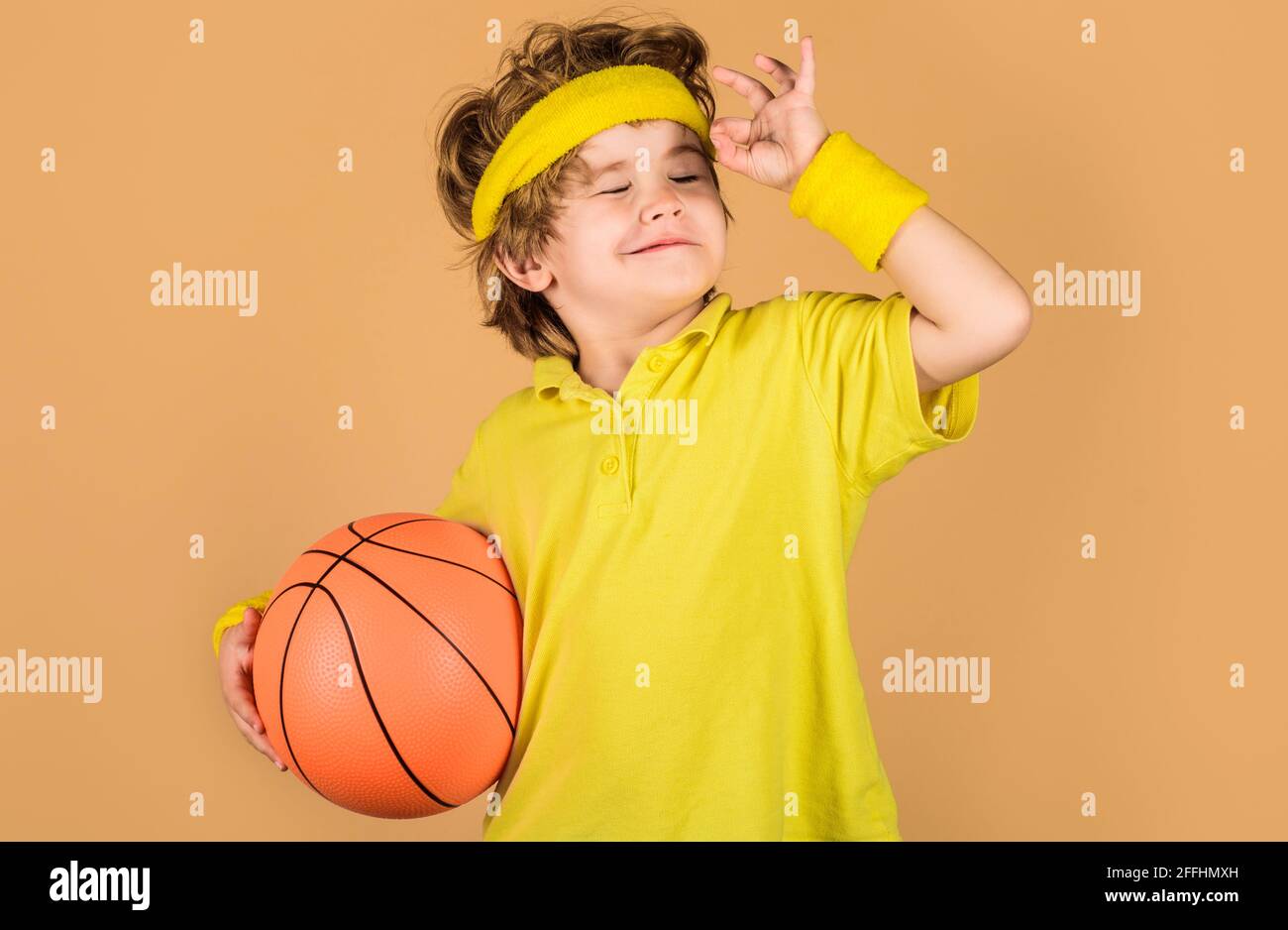 Niño con baloncesto. Niño deportivo con ropa deportiva y pelota. Deporte  para niños. Deportes activos Fotografía de stock - Alamy