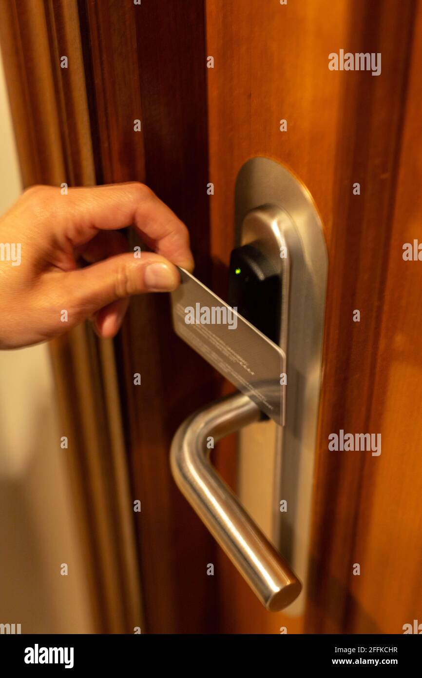 Primer plano del uso de la llave-tarjeta para abrir la puerta o el escaneo  de la llave-tarjeta para abrir la puerta de un hotel para disfrutar de las  vacaciones Fotografía de stock -