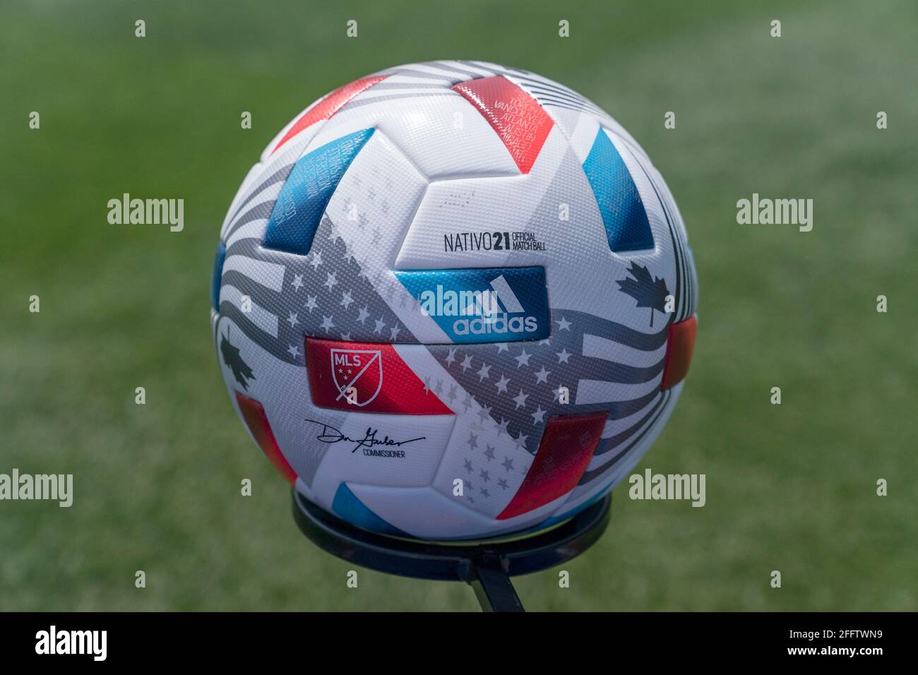 Nueva York, Estados Unidos. 24th de Abr de 2021. Pelota oficial adidas  Nativo 21 vista durante el juego regular de la MLS entre el NYCFC y el FC  Cincinnati en el estadio