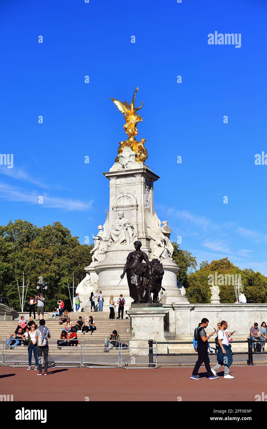 Londres, Inglaterra, Reino Unido. El Victoria Memorial cerca de la parte este del Palacio de Buckingham, la residencia del monarca del Reino Unido. Foto de stock