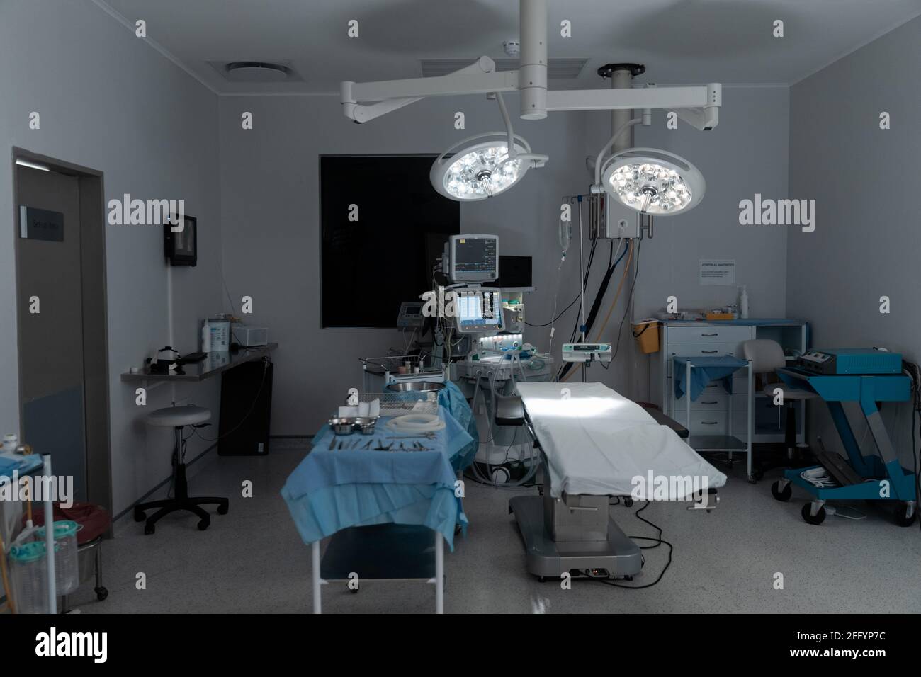 Instrumentos quirúrgicos, mesa de operaciones, luces y equipo en el moderno  quirófano del hospital Fotografía de stock - Alamy
