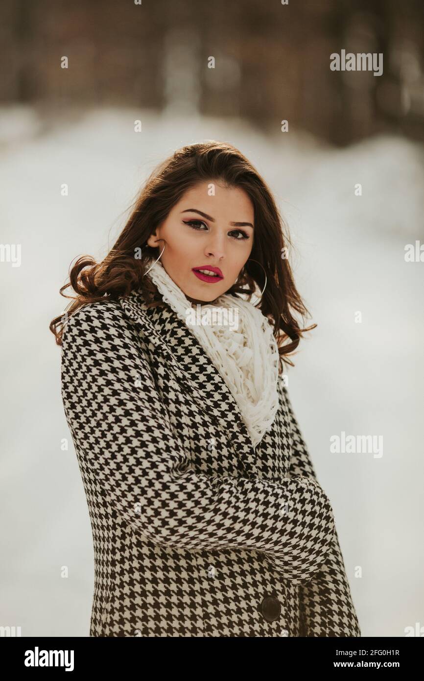 Mujer con abrigo de invierno fotografías e imágenes de alta