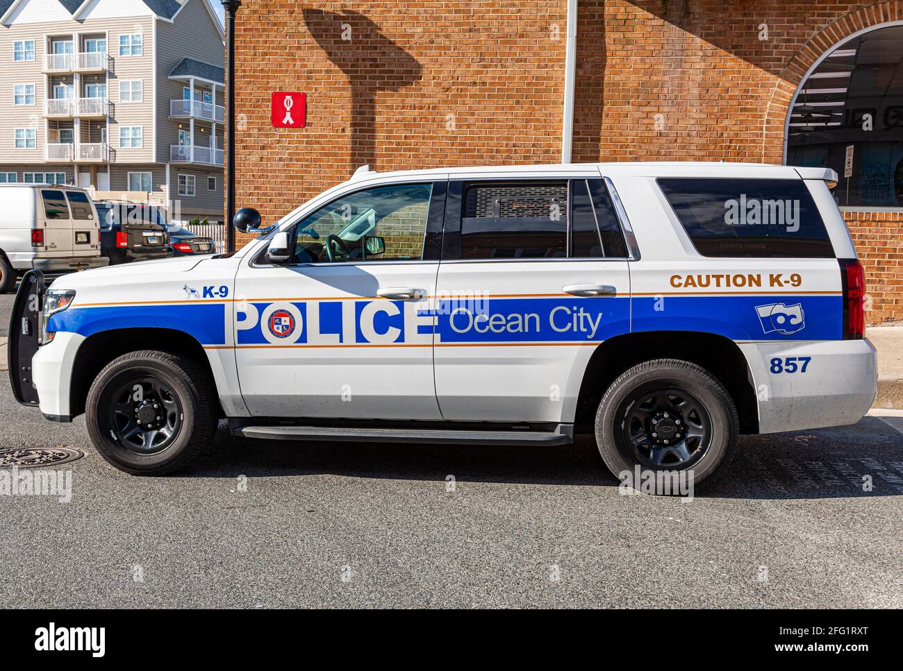 Ocean City, MD, USA 04-18-2021: Un vehículo Ford Explorer Police perteneciente al Departamento de Policía de Ocean City está inactivo cerca de la caminata de la junta. Esto es un K-9 Foto de stock