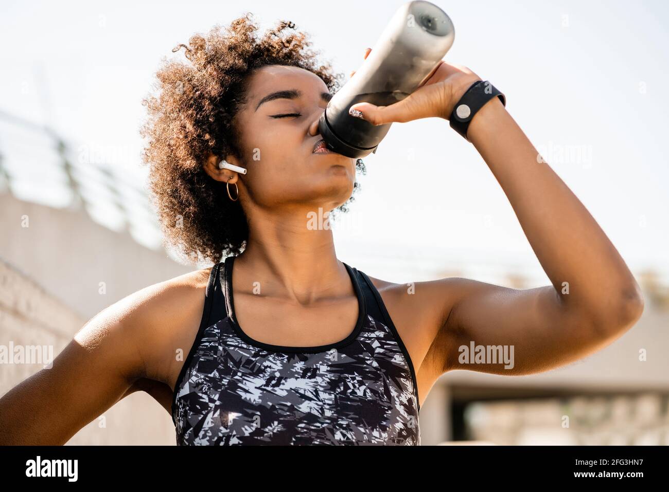 Joven Atleta De Fitness Mujer Africana Tomando Agua Después De Hacer  Ejercicio Sobre Hierba Imagen de archivo - Imagen de gente, ejercicio:  154810695