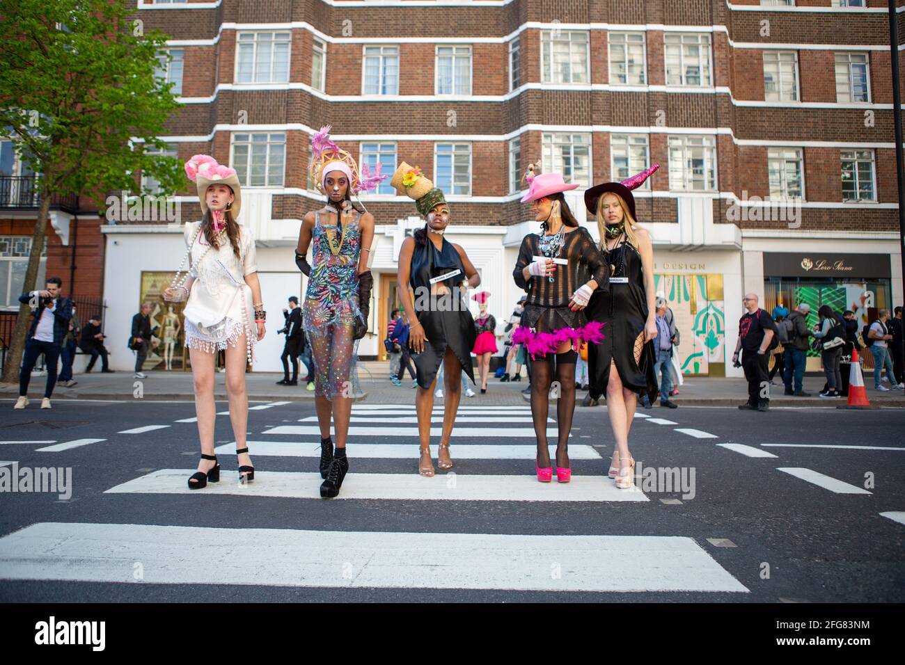 Londres, Reino Unido. 24th de Abr de 2021. Los modelos muestran la colorida colección de Pierre Garroudi en uno de los espectáculos de moda de mob flash especiales del diseñador en Knightsbridge, Londres. Crédito: SOPA Images Limited/Alamy Live News Foto de stock