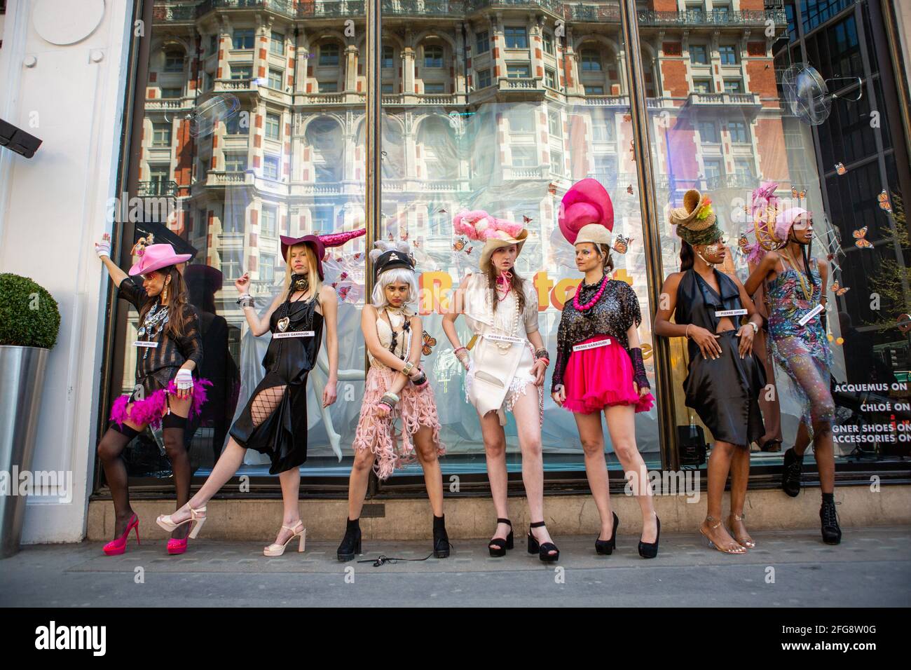 Los modelos muestran la colorida colección de Pierre Garroudi en uno de los espectáculos de moda de mob flash especiales del diseñador en Knightsbridge, Londres. (Foto de Pietro Recchia / SOPA Images/Sipa USA) Foto de stock
