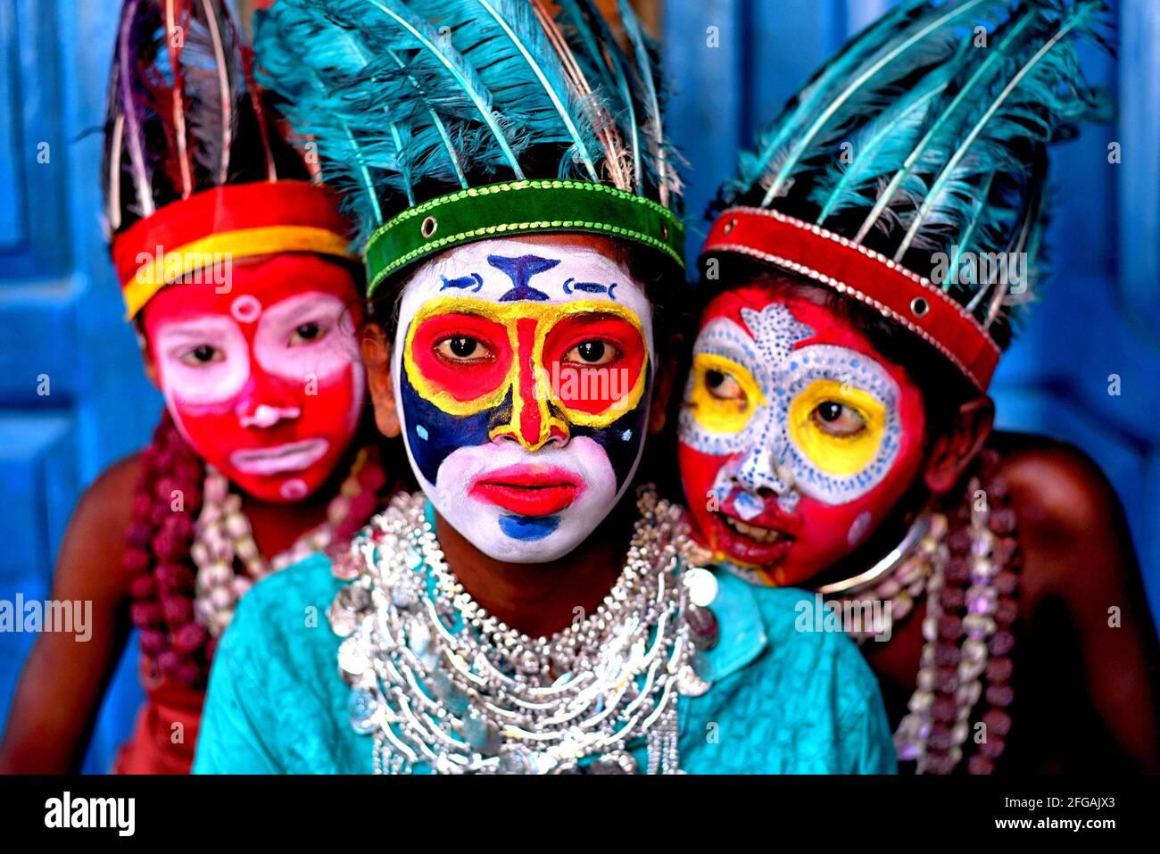 Bardhaman, India. 24th de Abr de 2021. Los niños pequeños se posan con sus  rostros pintados como parte de su Ley de Suplantación de Imitas sobre el  tema de las diferentes culturas