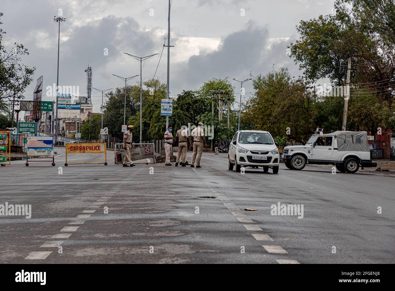Control policial en el punto de entrada para restringir la entrada de personas a delhi durante el bloqueo bajo el virus de CONONA COVID 19 pendmic. Foto de stock