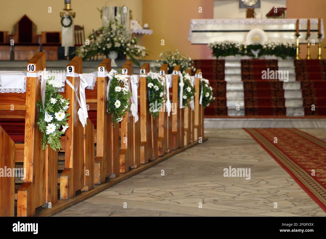 Iglesia católica en Polonia decorada con flores para celebrar la ceremonia  de la Santa Comunión Fist Fotografía de stock - Alamy