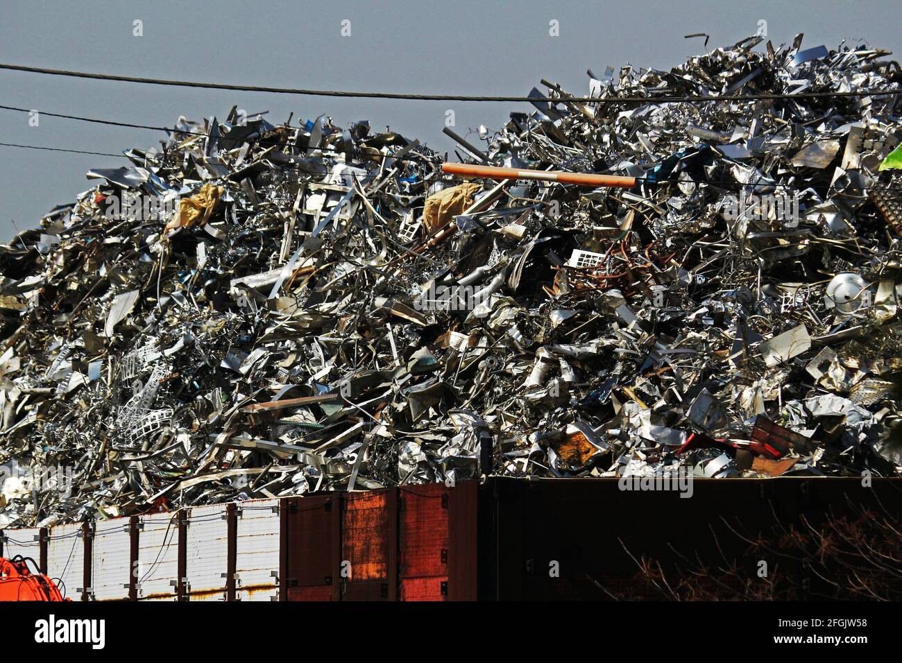 Un montón de chatarra de hierro a la espera de la reutilización Foto de stock