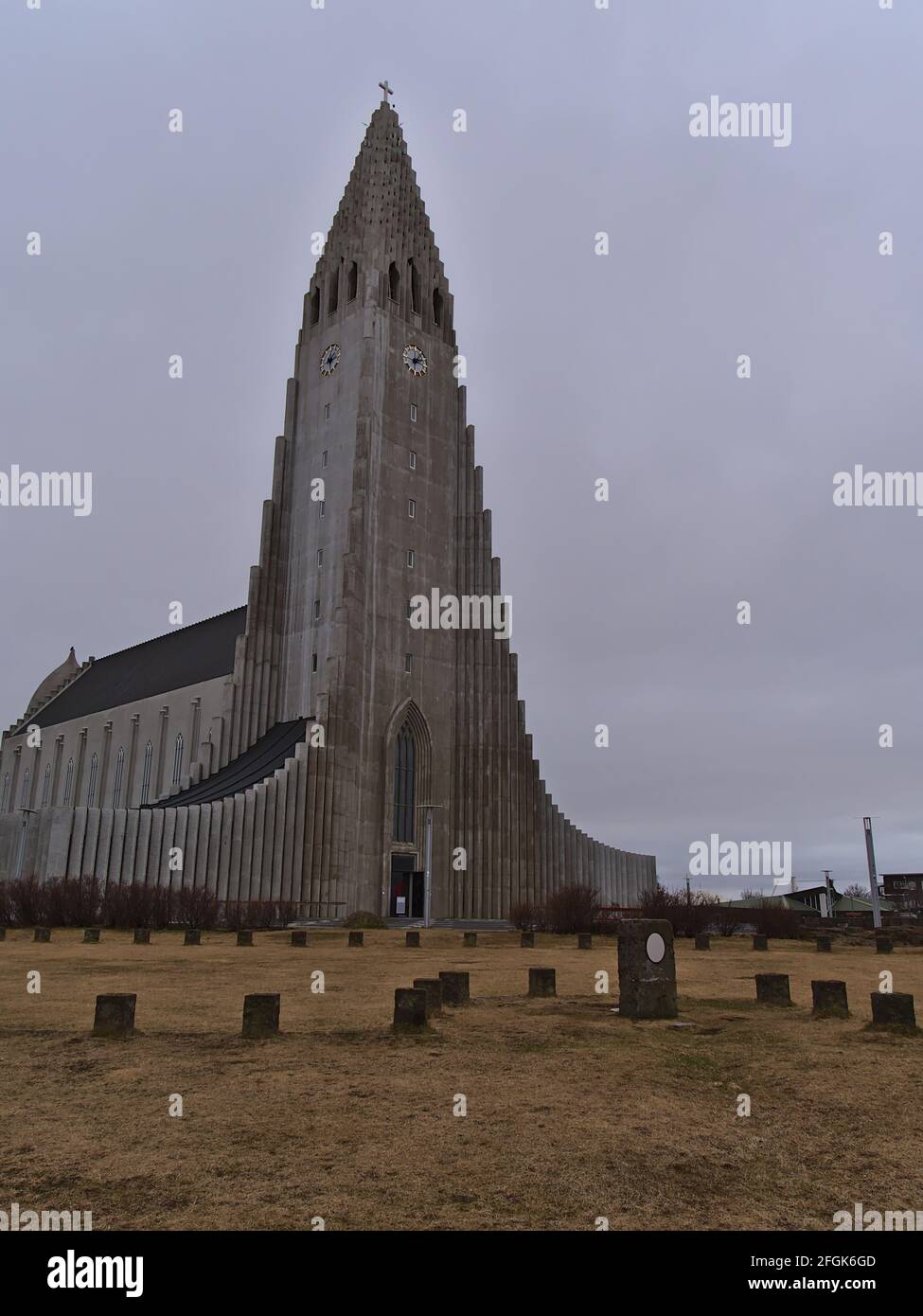 Vista del famoso Hallgrímskirkja, una iglesia parroquial luterana en Reykjavík, capital de Islandia, con una altura de más de 74 m en el día nublado del invierno. Foto de stock