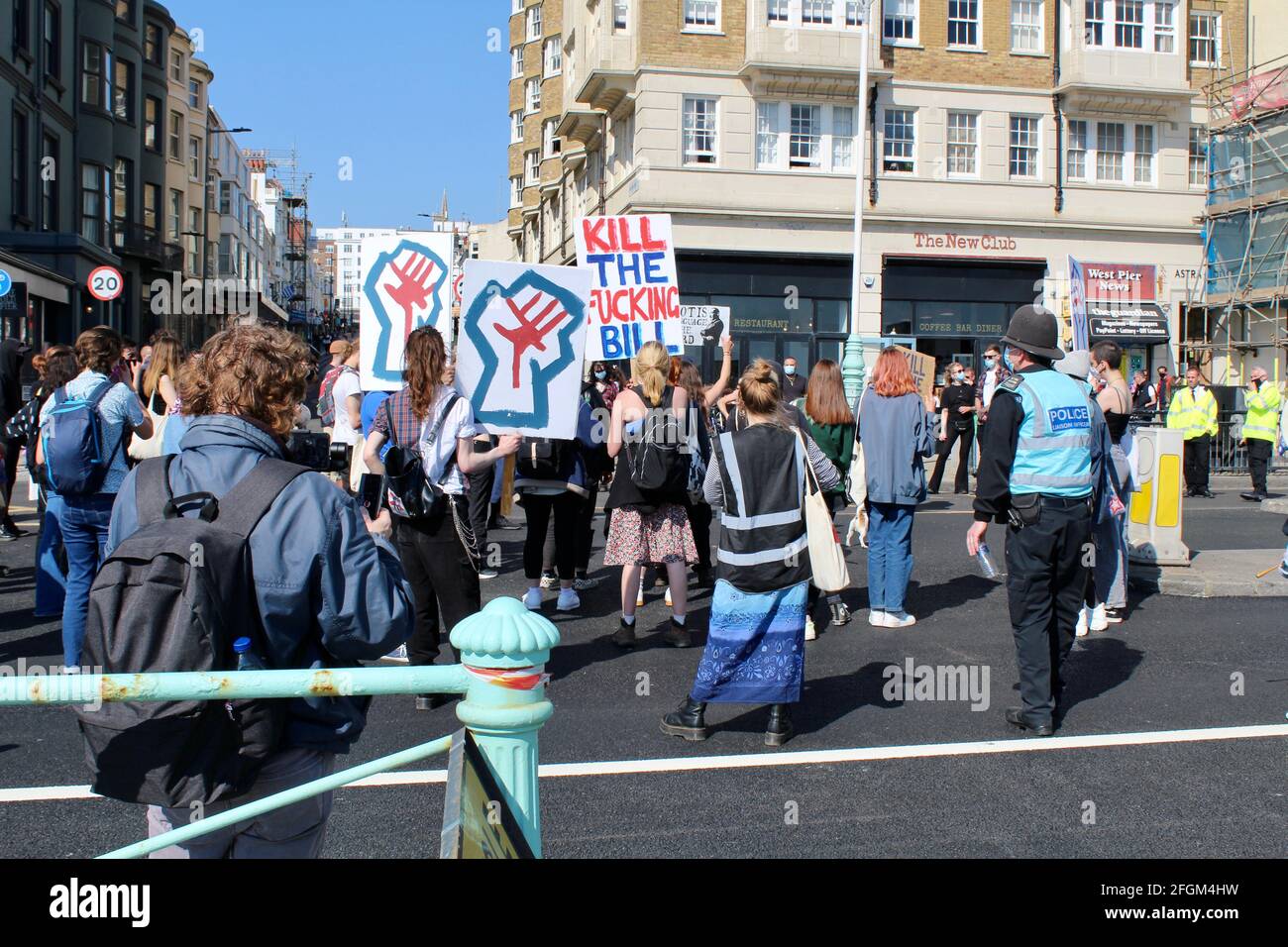 Manifestación contra el proyecto de ley policial en las calles de Brighton, Inglaterra, Reino Unido Foto de stock