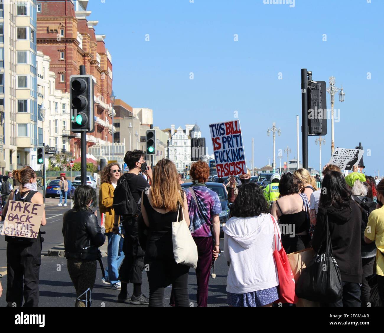 Manifestación contra el proyecto de ley policial en las calles de Brighton, Inglaterra, Reino Unido Foto de stock