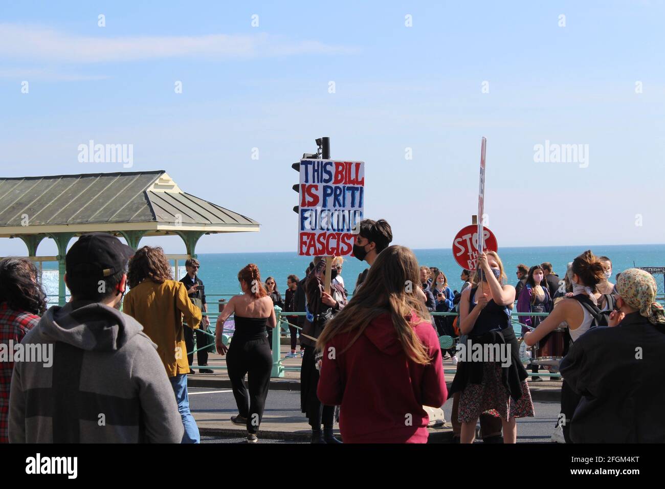 Manifestación contra el proyecto de ley policial en las calles de Brighton, Inglaterra, Reino Unido Foto de stock