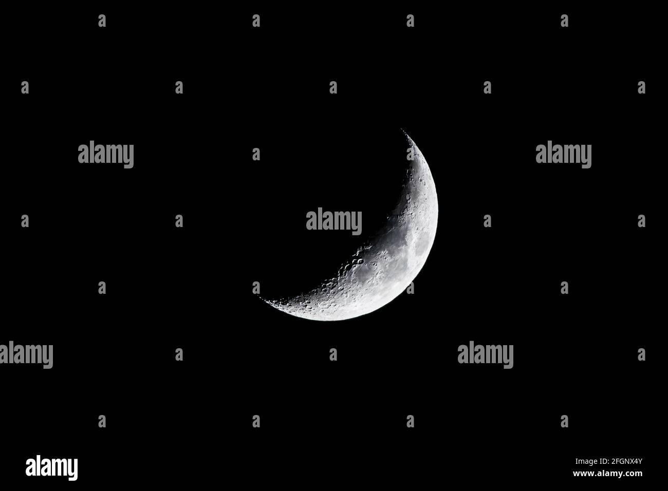 Media luna de cuarto encerado sobre el norte de Londres, Reino Unido Foto de stock