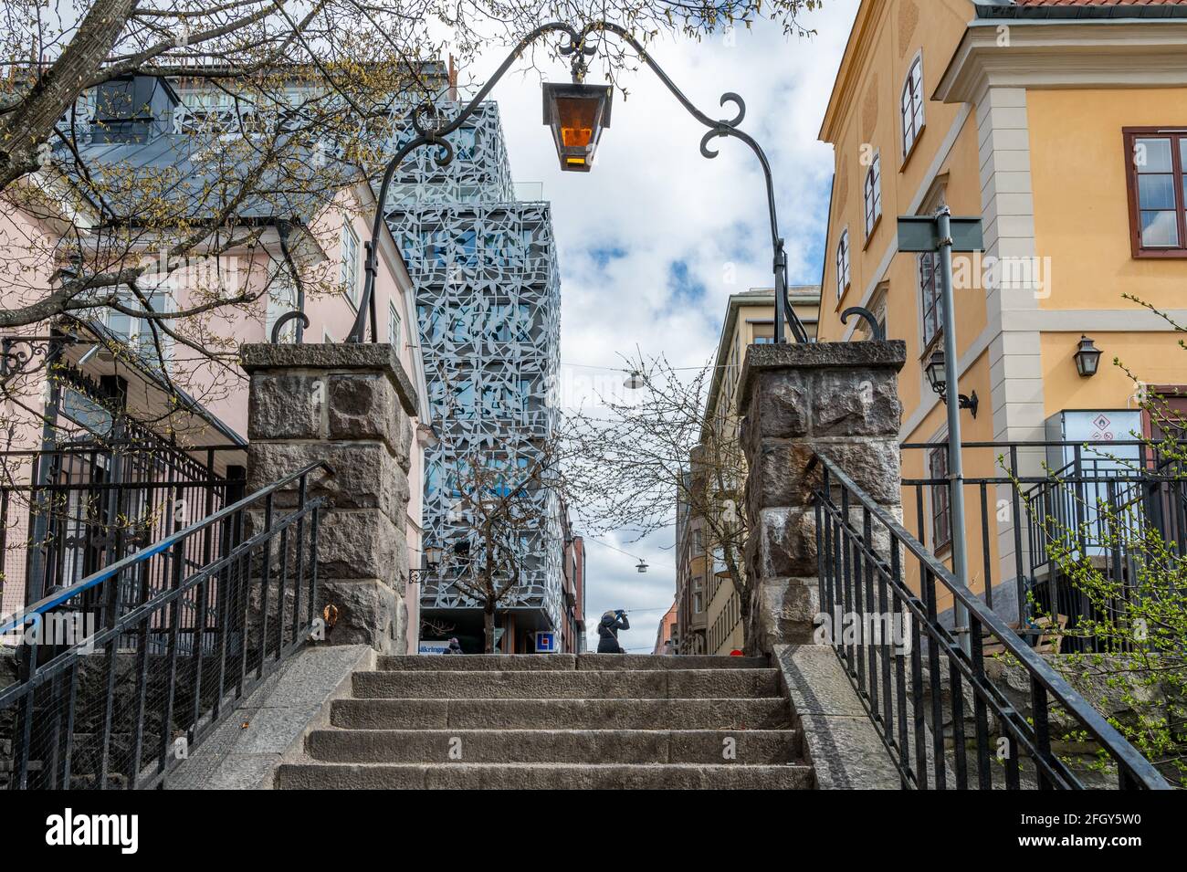 Entrada Ebtrance al parque Stromparken frente al mar a finales de abril de 2021in Norrkoping. Norrkoping es una ciudad industrial histórica en Suecia Foto de stock