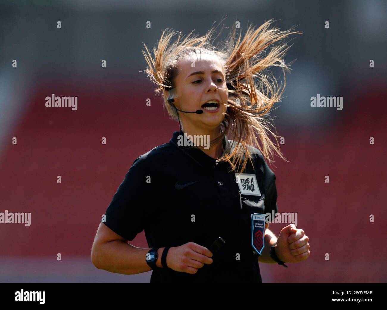 Fútbol Fútbol - Super Liga Femenina - Manchester United v Tottenham Hotspur - Leigh Sports Village, Manchester, Gran Bretaña - 25 de abril de 2021 Referee Cristiana Hattersley Action Images via Reuters/Lee Smith Foto de stock