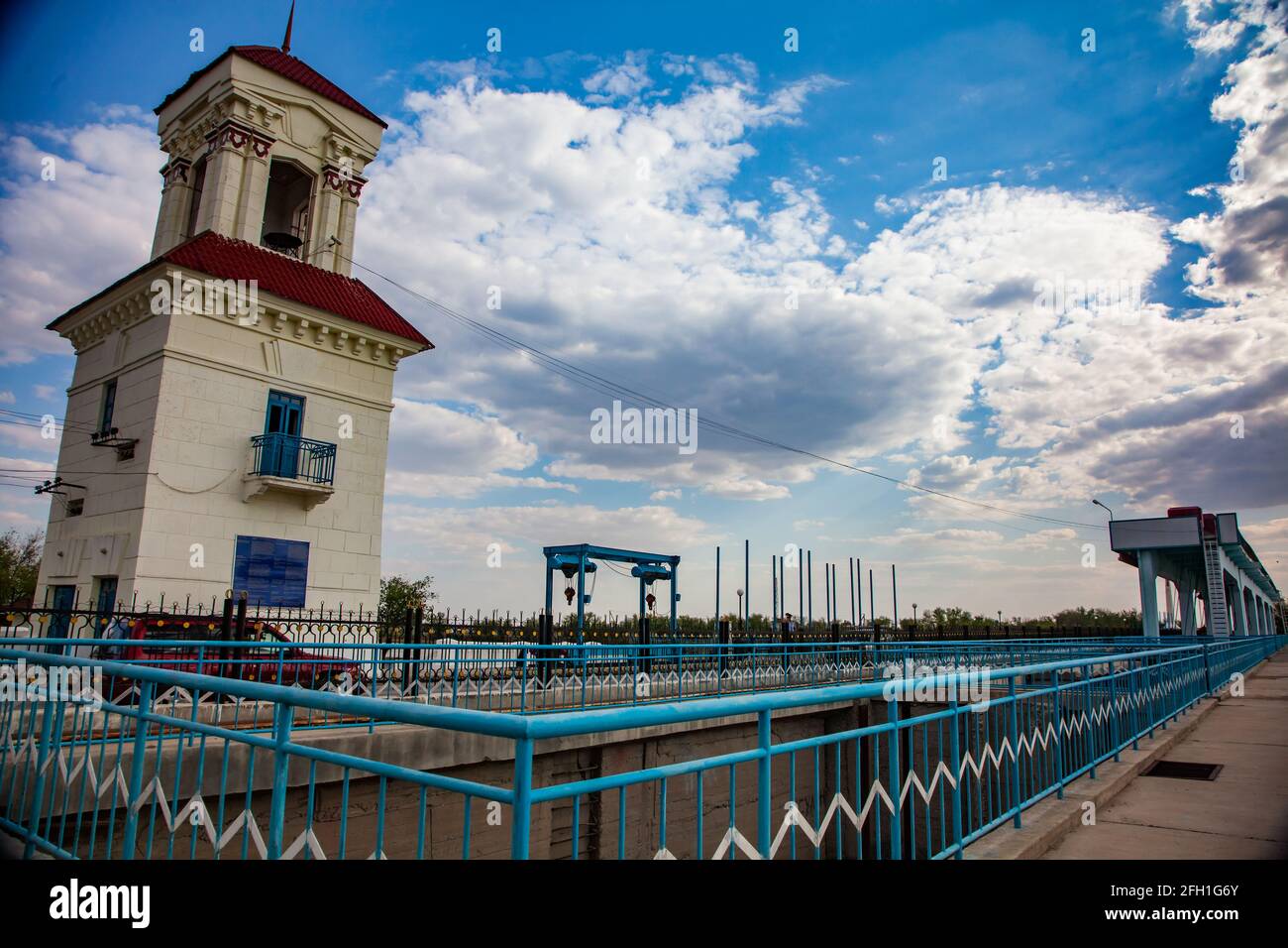 Kyzylorda, Kazajstán. Edificio de la torre en la presa del río Shardara. Estilo arquitectónico estalinista. Foto de stock