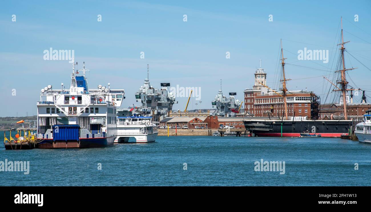 Portsmouth Harbour, Inglaterra, Reino Unido. 2021. El envío en el puerto de  Portsmouth, transbordadores, barcos militares y Guerrero un lugar turístico  popular y el astillero Fotografía de stock - Alamy