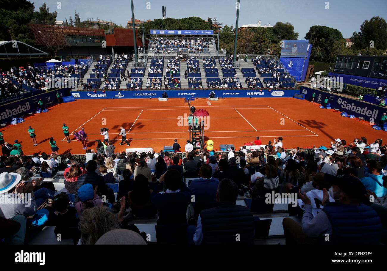 Tenis - ATP 500 - Barcelona Open - Real Club de Tenis Barcelona, Barcelona,  España - 25 de abril de 2021 El español Rafael Nadal llega a la cancha  antes de la