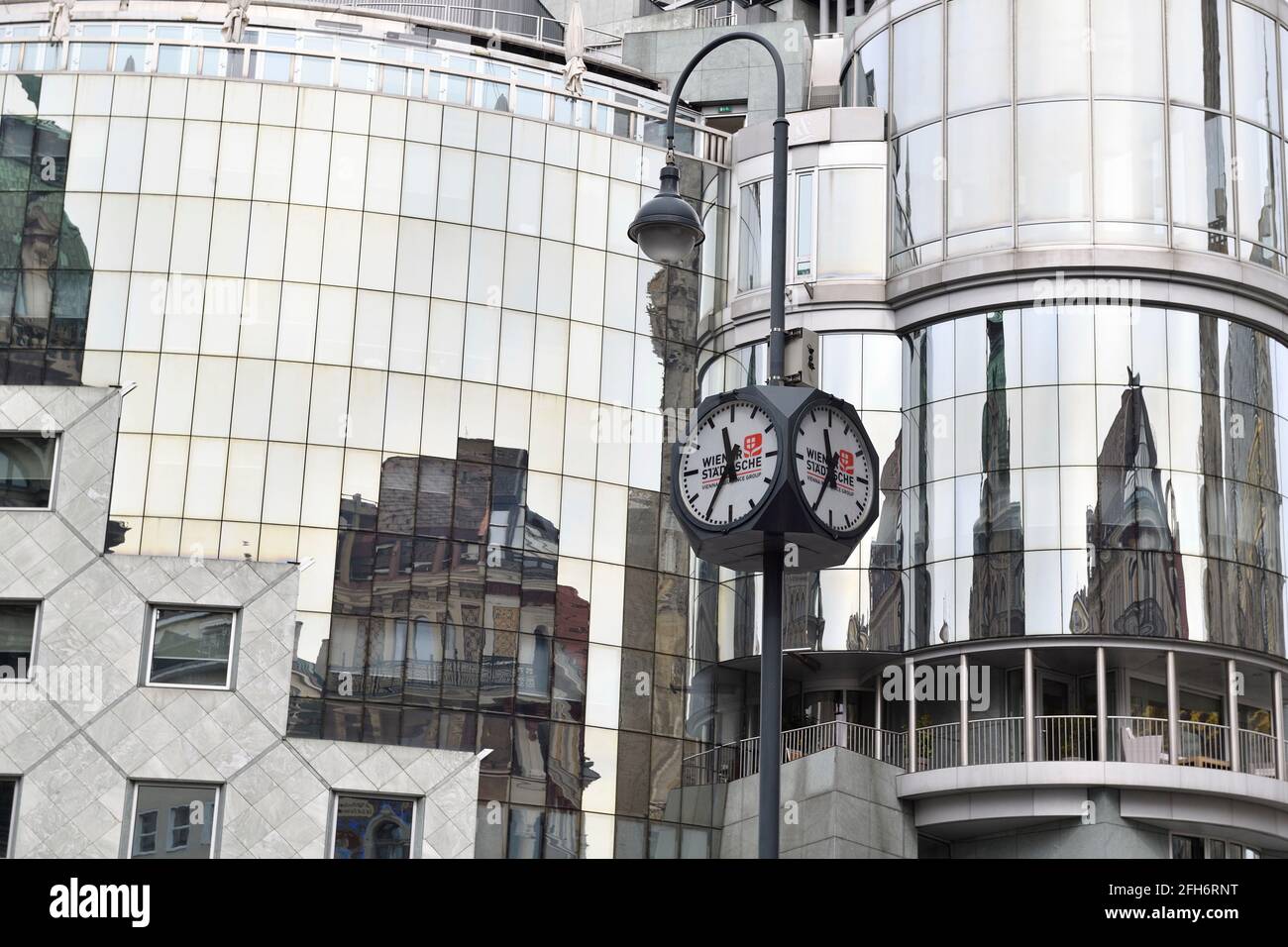 Viena, Austria. Reloj público en Stephansplatz con la Haas Haus en el fondo Foto de stock