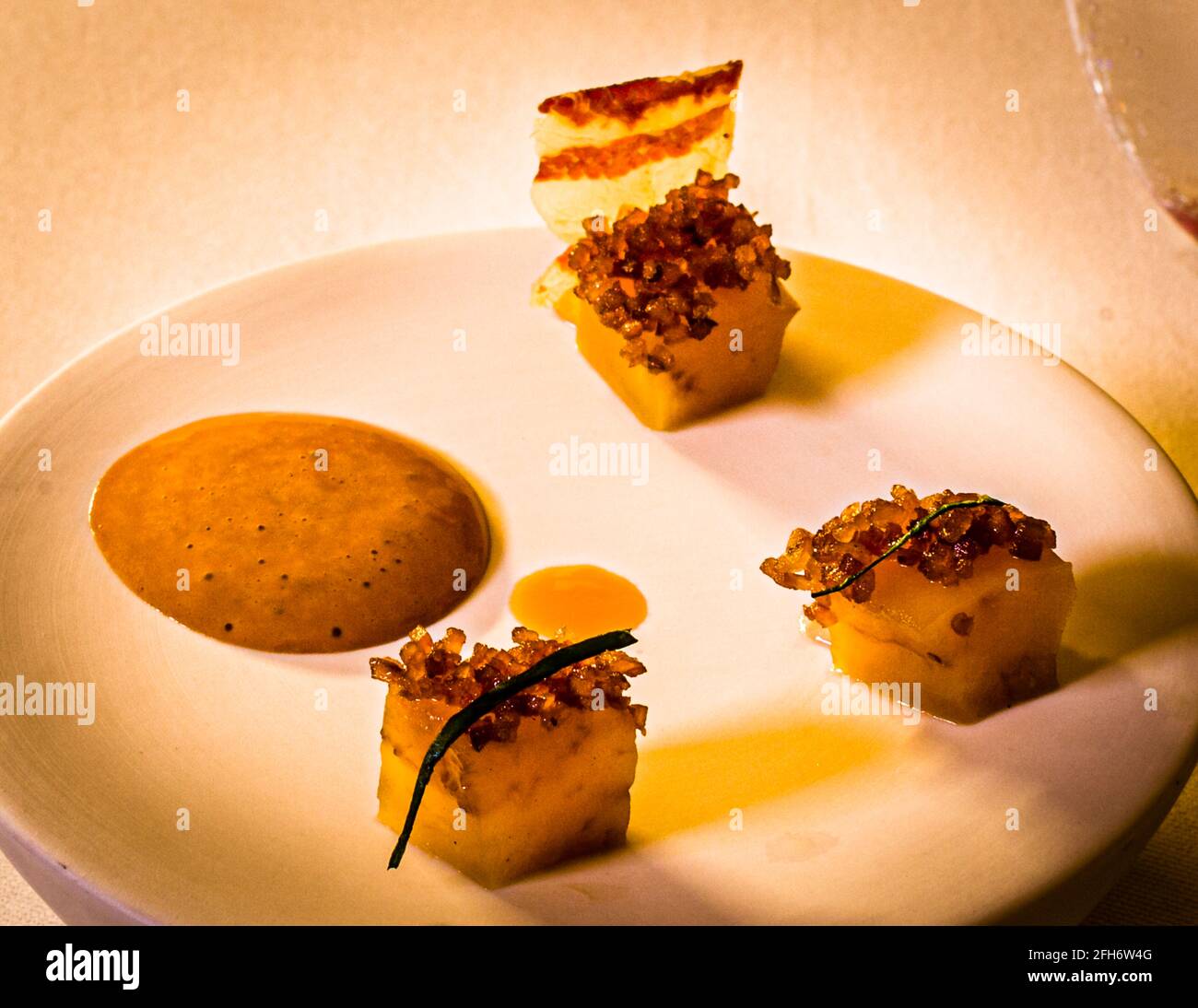 Cortesía de la cocina. Berenjena una vez afrutada con sabrosas pancetta saladas Foto de stock