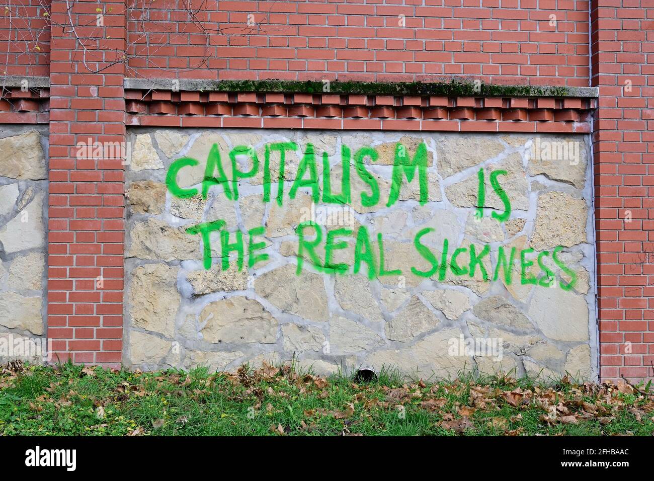 Graffiti, Muro, Capitalismo es la verdadera enfermedad Foto de stock