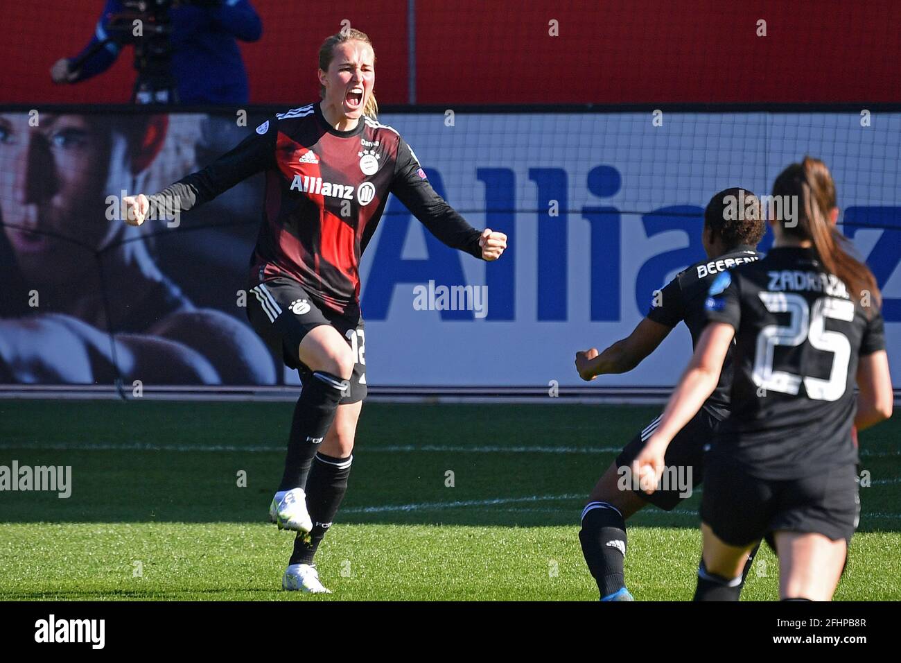 Sydney Lohmann celebra el primer gol de su lado durante el partido de la Liga de Campeones Femenina de la UEFA, semifinal y primera pierna en el Campus del FC Bayern en Munich, Alemania. Fecha de la foto: Domingo 25 de abril de 2021. Foto de stock