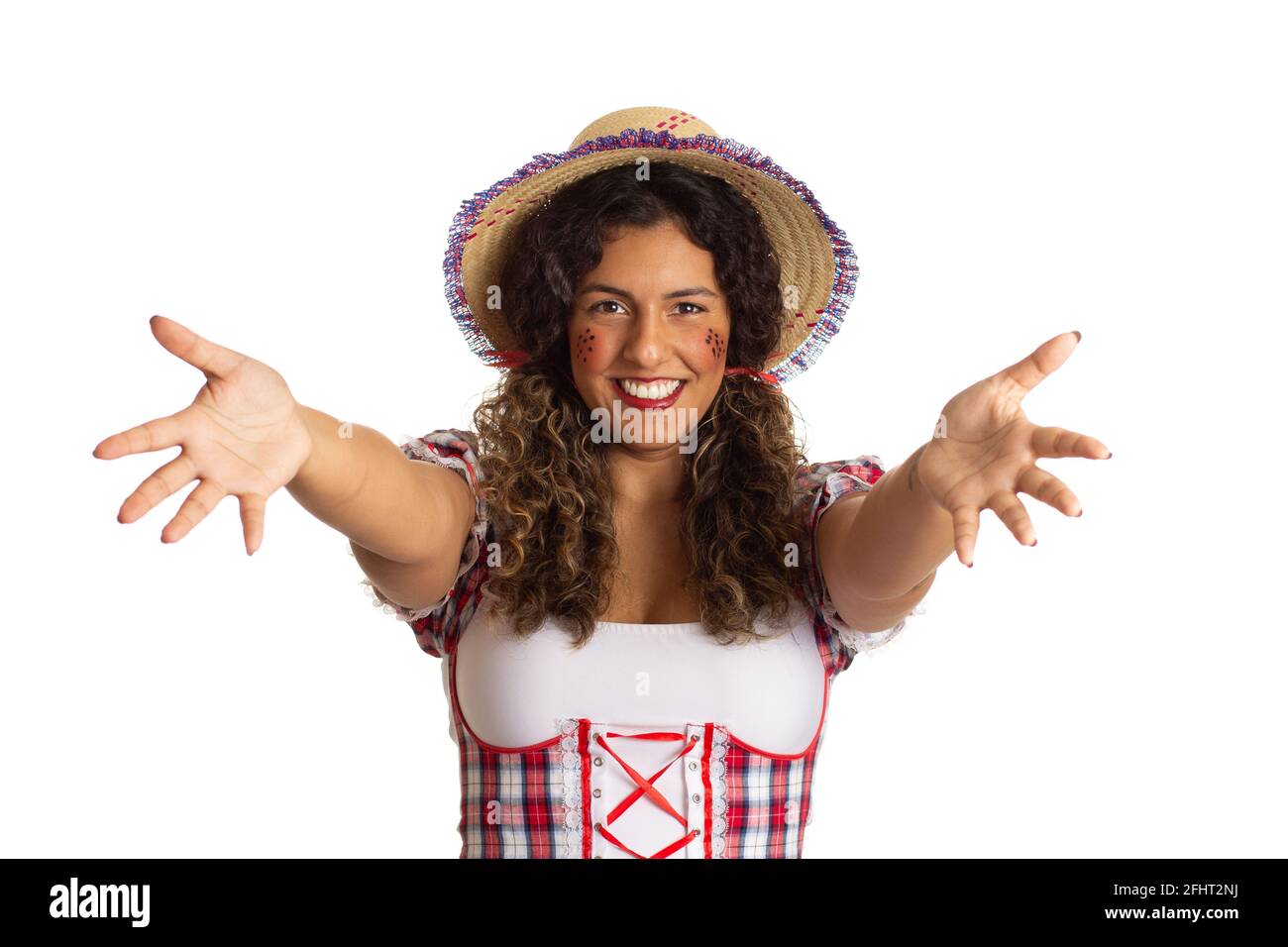 Alegre Mujer con pelo rizado vestir ropa típica da la bienvenida la gente de la llamada. Junina en Brasil, conocida como Fiesta brasileña de Junio Fotografía de stock - Alamy