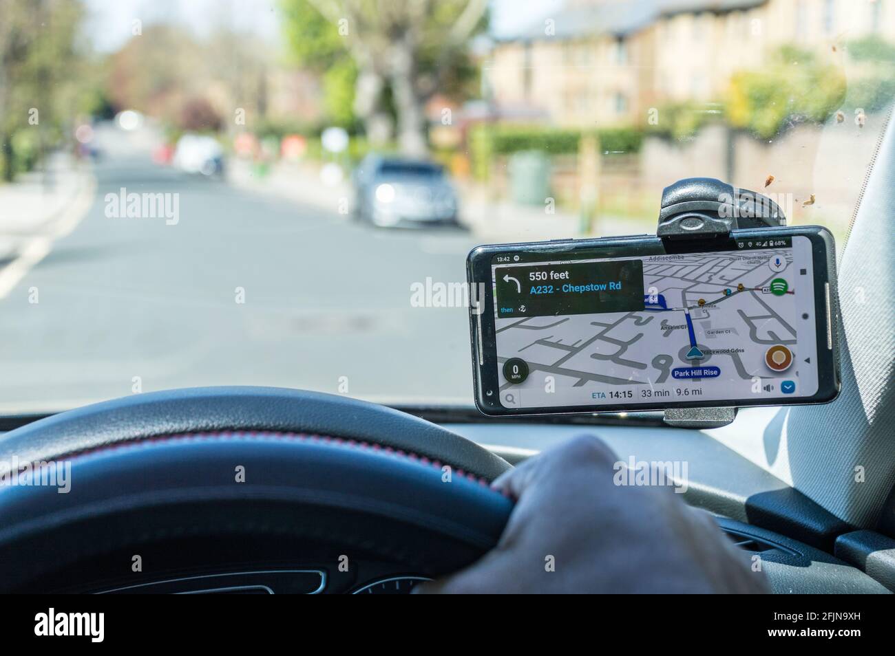 Aplicación GPS de navegación Waze en el smartphone Android fijado en el  parabrisas Fotografía de stock - Alamy