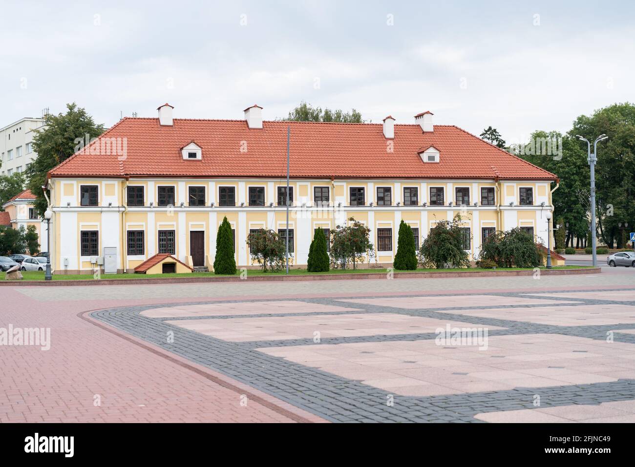 Grodno, Belarús - 2 de septiembre de 2017: Edificio tradicional en la plaza Lenin Foto de stock