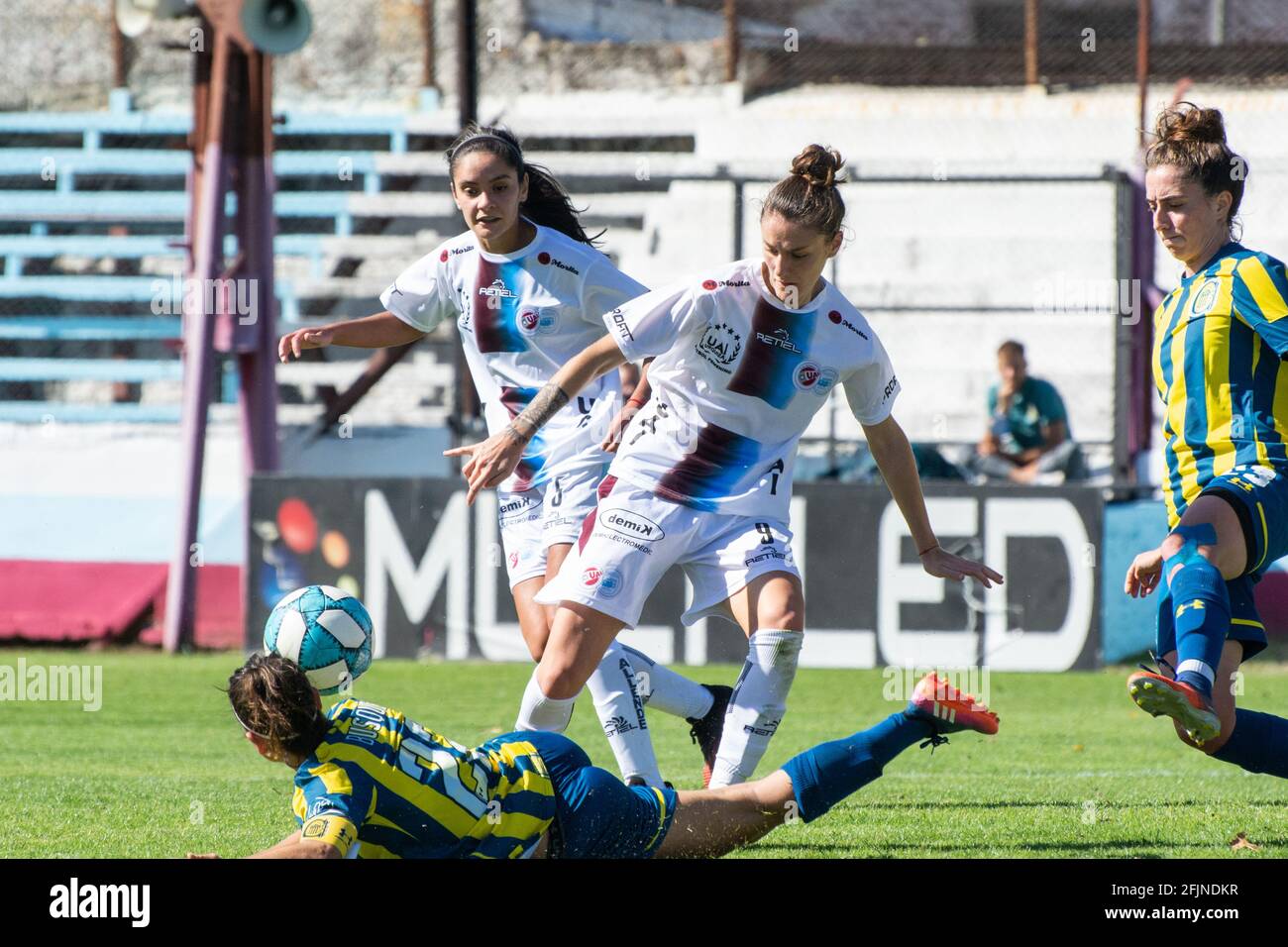 Retiel lança as novas camisas do UAI Urquiza - Show de Camisas