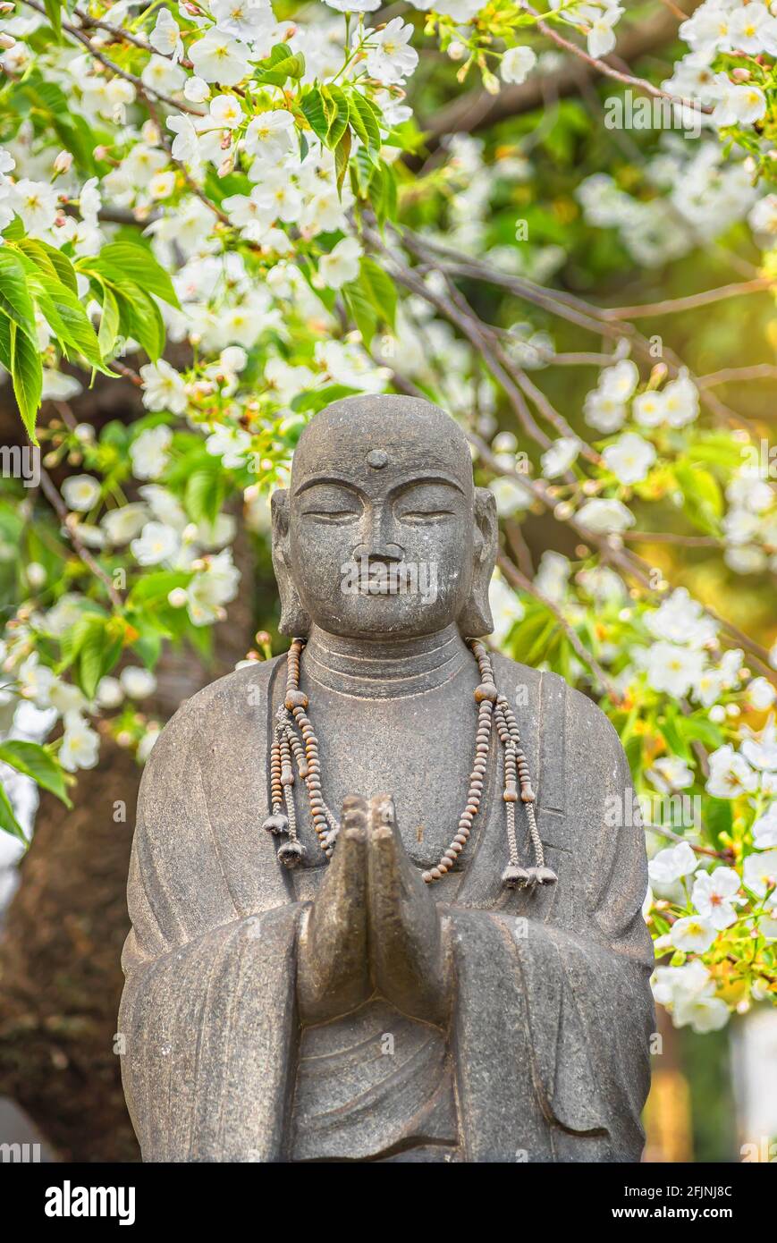 tokio, japón - 12 2021 de abril: Estatua de piedra de Jizo bodisatva  protector de los viajeros