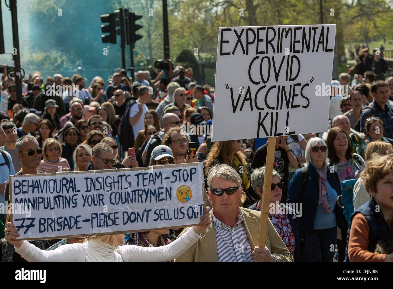 24 de abril de 2021, Londres, Inglaterra, Reino Unido: Miles marcharon por la calle Oxford de Londres en Unite for Freedom protestan contra el coronavirus restrictio Foto de stock