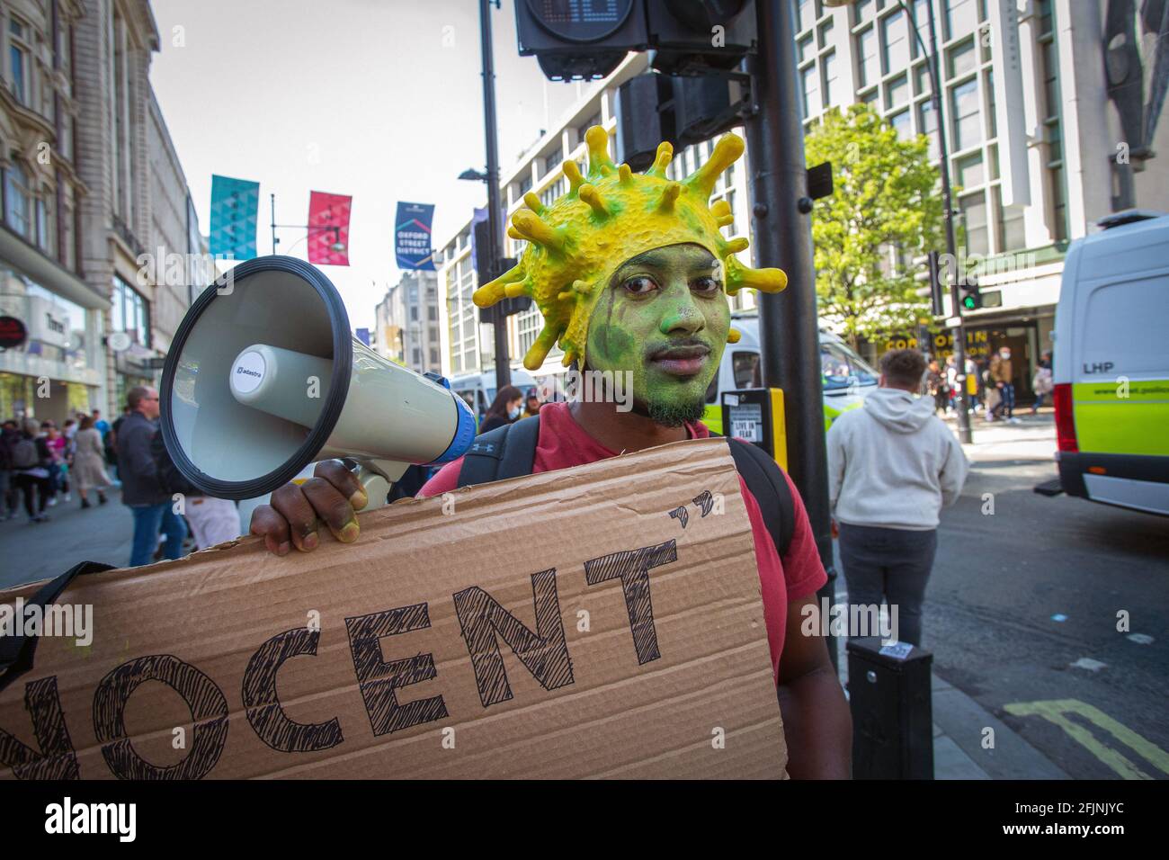 24 de abril de 2021, Londres, Inglaterra, Reino Unido: Un hombre que lleva un traje de virus de corona mientras participa en una protesta contra el bloqueo «Unámonos por la libertad» Foto de stock