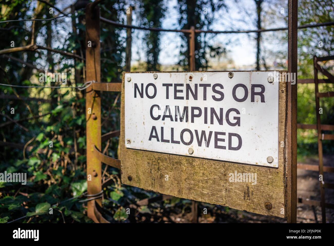 No se permiten carpas o letrero de camping, Totton, Southampton, Inglaterra, Reino Unido Foto de stock