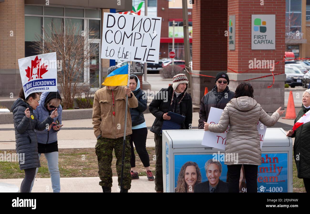 Canadá - Las personas que tienen banners no cumplen con el Mentira y no más cierres protestando contra las medidas de cierre COVID-19 en Ontario Foto de stock