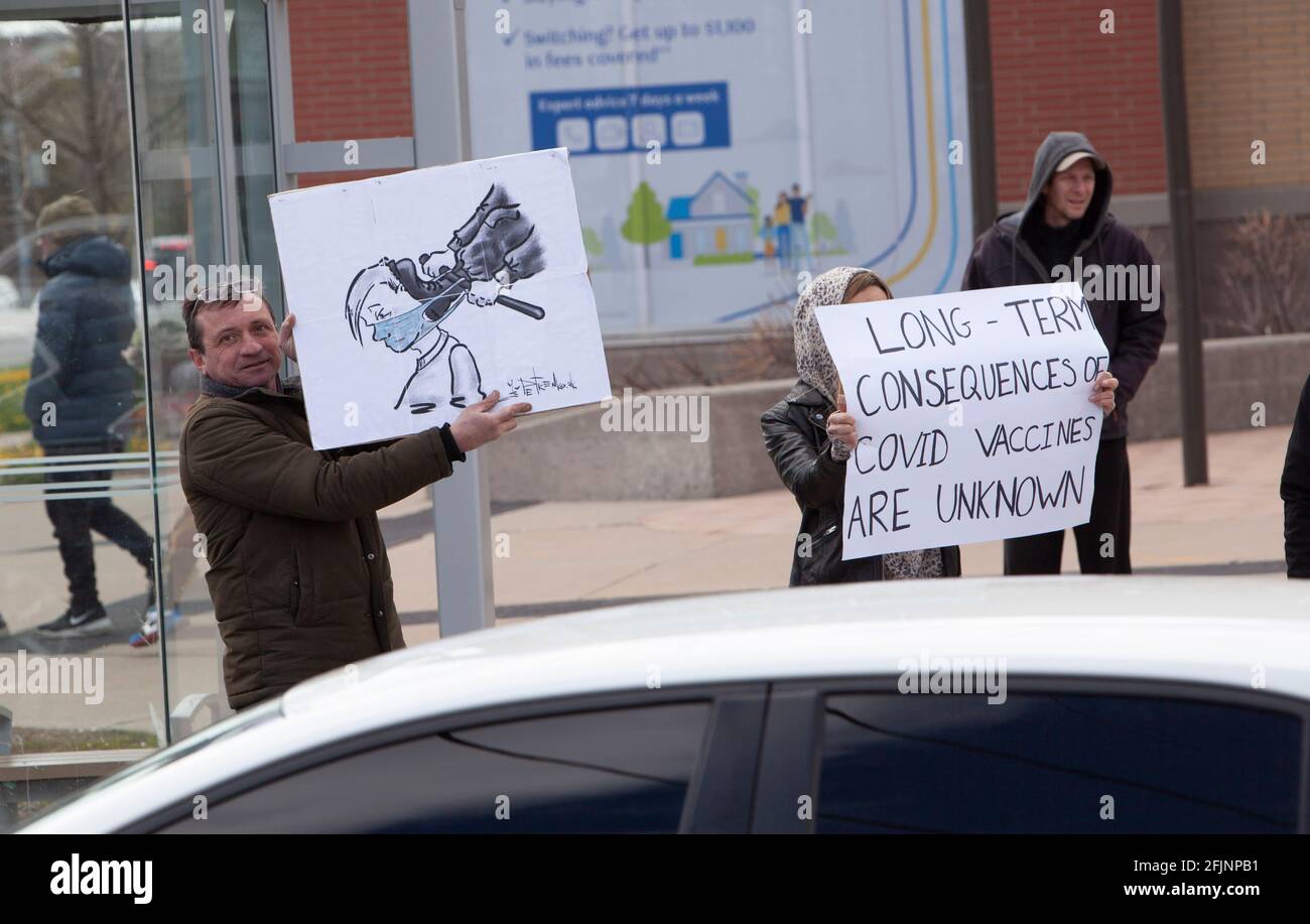 Vaughan, Canadá - 25 de abril de 2021: Personas que tienen carteles en el mitin protestando contra las medidas de encierro COVID-19 en Ontario Foto de stock