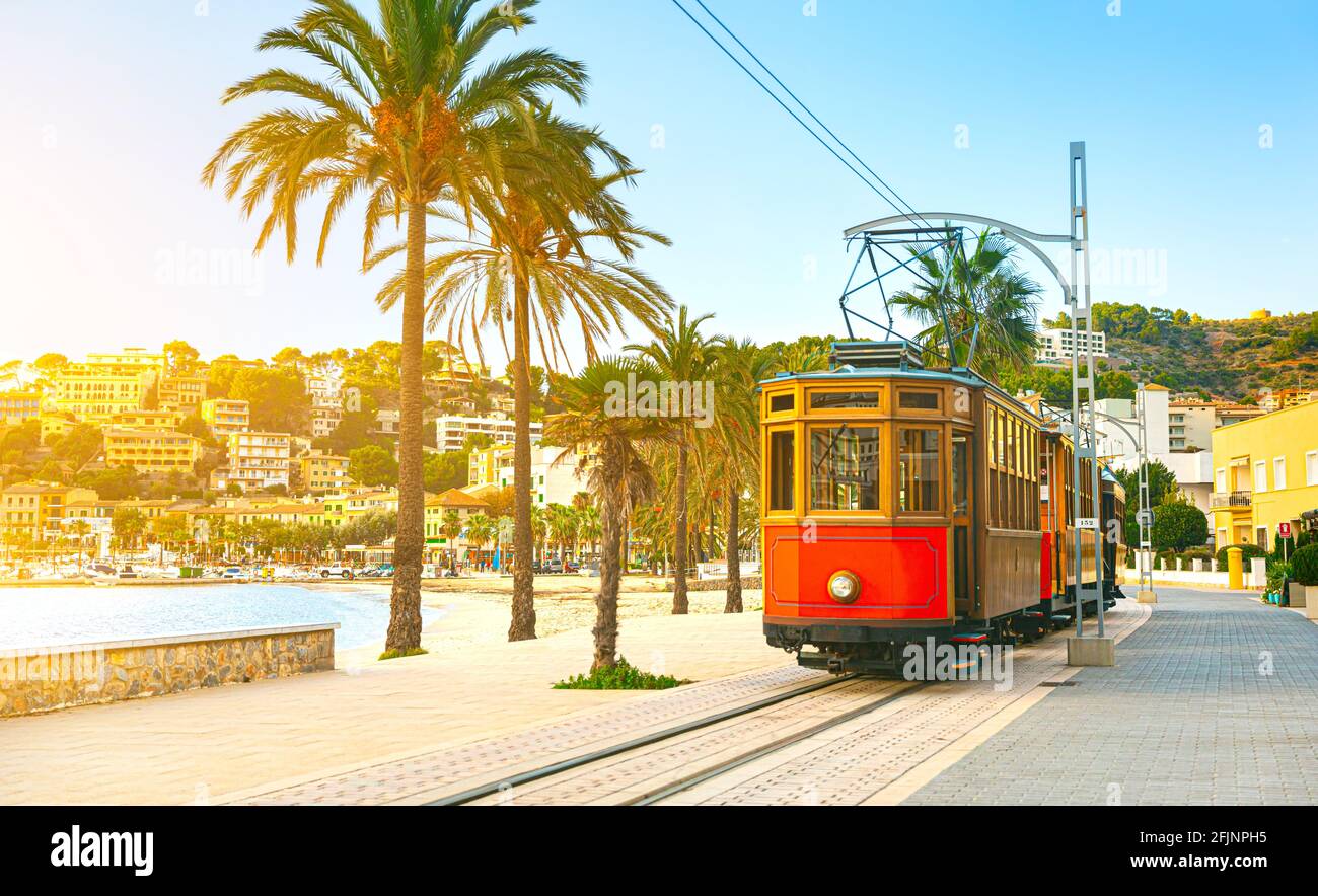 El famoso tranvía naranja va desde Sóller hasta Port de Sóller