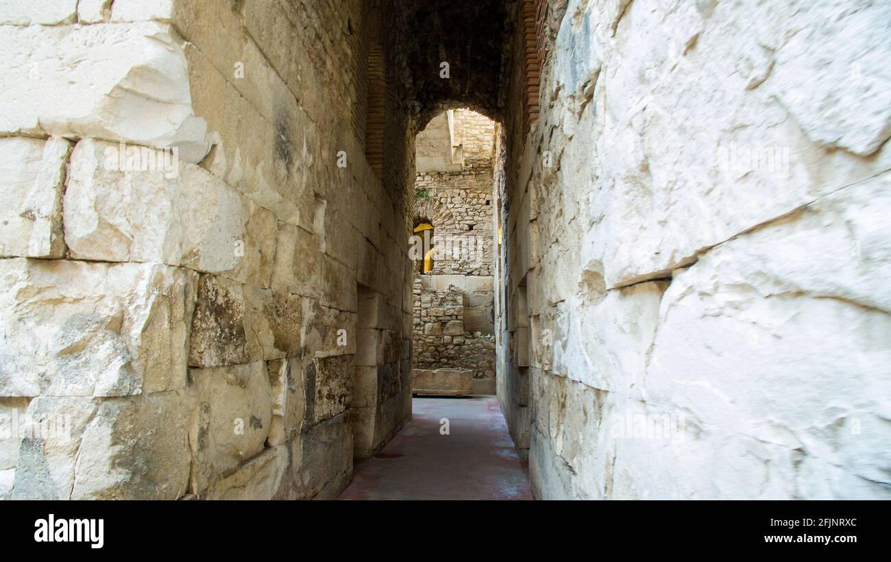 Palacio de Diocleciano, ciudad subterránea de Split. Croacia. Con muros, columnas y arcos bajo la ciudad, restos de la civilización romana Foto de stock
